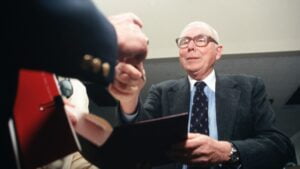 Charlie Munger's sharp wit turned Berkshire meetings into uproarious affairs. Here's a sample
