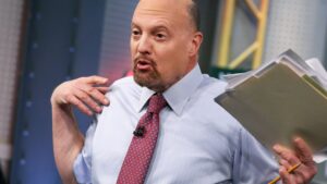 Cramer explains economy by comparing cost of potato chips & microchips
