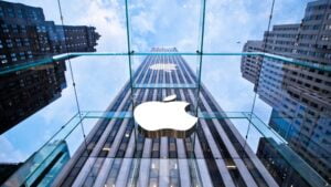 Wall Street Analyst Warns Apple Stock Could Get 'Killed' And 'Would Not Be Surprised If Buffett Is Selling Right Now'