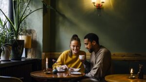 Who should pay for the first date? Experts weigh in