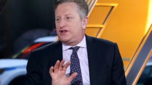 Steve Eisman says the Fed shouldn't cut rates, risks creating a stock market bubble if it does