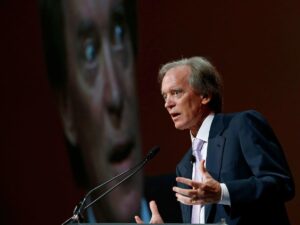 Billionaire 'Bond King' Bill Gross explains why oil and gas pipelines are his top investment even as AI fervor swirls