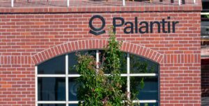 Palantir Earnings Rise 60%, U.S. Commercial Sales Growth Slows| Investor's Business Daily