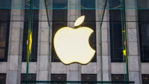 Jim Cramer on Apple after more selling from Warren Buffett's Berkshire
