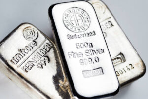 Silver (XAG) Forecast: Will Buyers Defend Support if Gold Falls Apart?