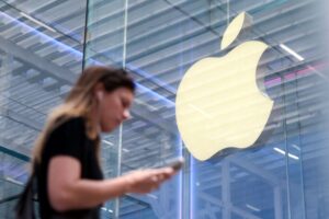 Apple's plan to offer AI search options on Safari a blow to Google dominance