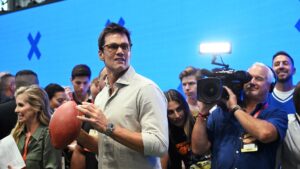 Fanatics Fest skills challenge pits fans vs. celebrities for $2 million
