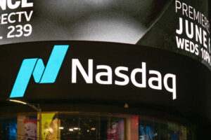 Nasdaq 100: Palantir Tumbles, US Stocks Slip on Fed Uncertainty and Trade Risks