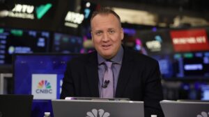 The unique internet retailer that's cheap, trending higher and a possible trade war winner