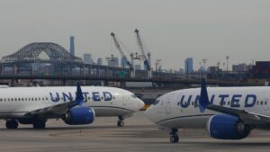 United cuts Newark schedule after hundreds of flight disruptions
