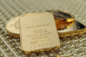 Gold (XAUUSD) Price Forecast: Retreats After Failed Breakout, Eyes Deeper Pullback