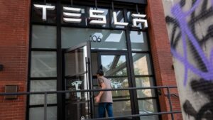 Goldman Sachs lowers price target on Tesla, cites global delivery weakness